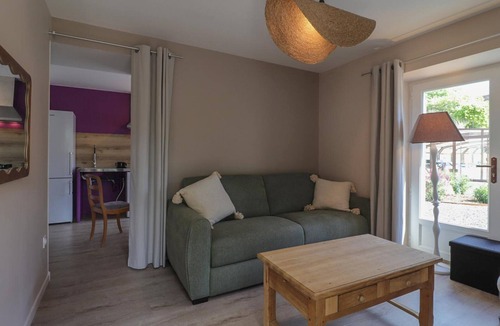 Le Bourg-Saint-Leonard Cottage | Single-storey house, pets welcome - 4 guests