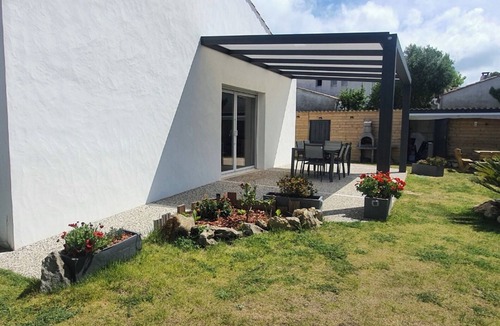 La Gueriniere House | Single-story house with pergolas and an enclosed garden, near the sea, rated 4 stars.