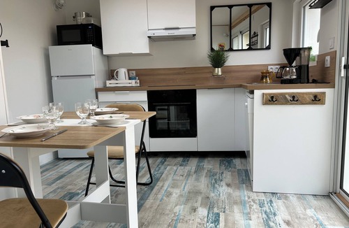 Le Croisic House | Small detached seaside house with large terrace