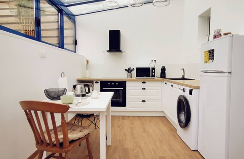 (le) Mesnil Hue House | Small townhouse in a quiet neighborhood