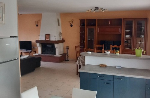 Sandillon House | Spacious 5-bedroom house with a veranda