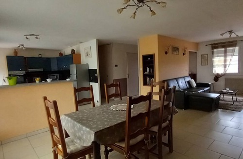 Sandillon House | Spacious 5-bedroom house with a veranda