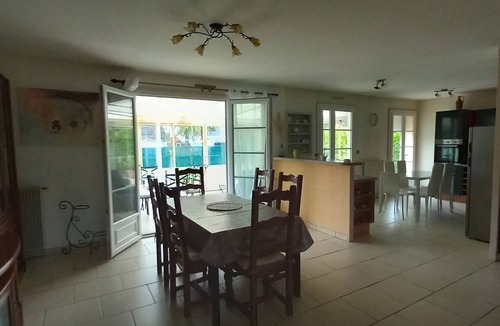 Sandillon House | Spacious 5-bedroom house with a veranda