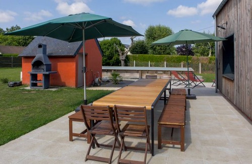 Change Cottage | Spacious 5-Bedroom House with Private Pool, Games Room, and Terrace in Changé