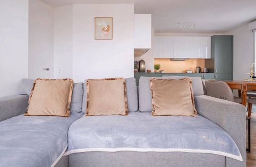 Bagneux Apartment | Spacious Family Stay near Paris - Metro 4 at Doorstep - Eiffel Tower & City View