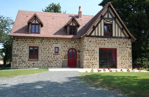 Saint-Denis-de-Villenette Cottage | Spacious house in St Denis de Villenette with enclosed garden