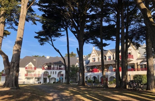 Le Pouliguen Apartment | Spacious renovated duplex with outdoor pool in wooded grounds + spa