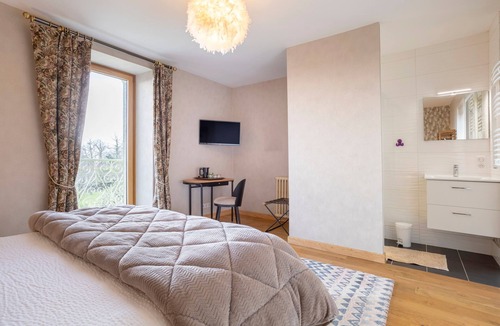 Concarneau Bed & Breakfast | Standard Room "Madame De Staël" with Balcony, Shared Terrace, Shared Garden and Wi-Fi