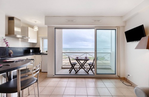 Les Sables d'Olonne Apartment | Studio Apartment 'Le First Vue Mer' with Sea View