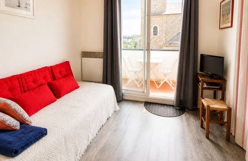 Dinard Apartment | Studio apartment in Dinard, 300 meters from the beach, ocean view, small terrace, private parking!