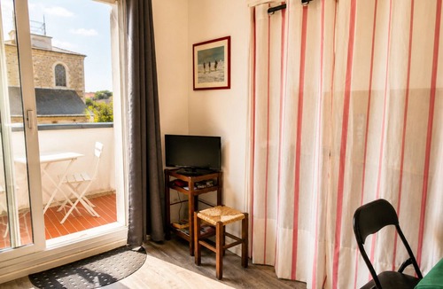 Dinard Apartment | Studio apartment in Dinard, 300 meters from the beach, ocean view, small terrace, private parking!