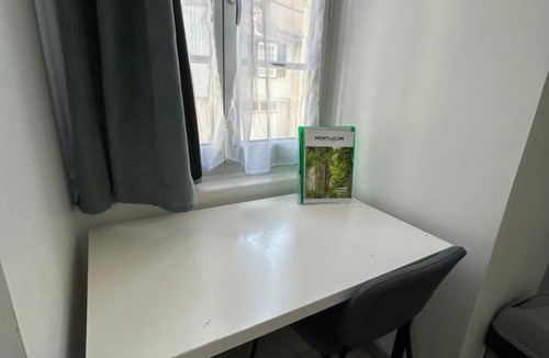 Montlucon Apartment | Studio au pied du Château Wi-Fi Proche Gare
