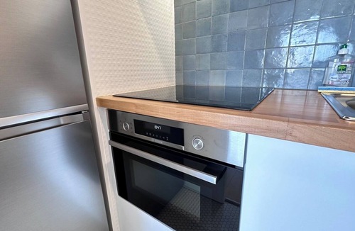 Faubourg-du-Roule Apartment | Studio balcony and fiber – Parc Monceau 8th
