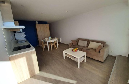 Saint-Jean-de-Monts Apartment | Studio cabine 4 couchages, Saint-Jean-de-Monts, balcon, parking, à 2 pas de l'océan - FR-1-224C-194