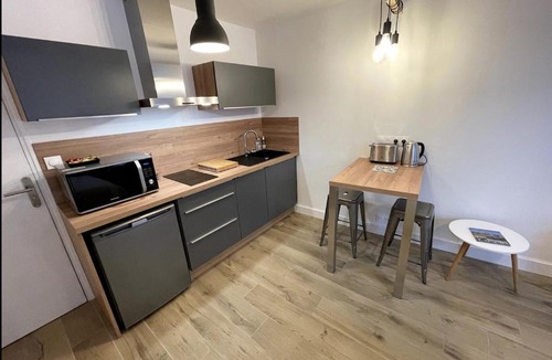 Chartres Apartment | Studio central, parking, lit Queen size par ALP Chartres