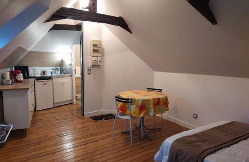 Evron Apartment | Studio city center bed made