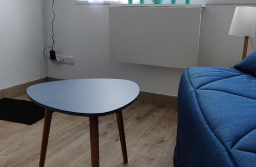 Saint-Brieuc Apartment | Studio cosy - proche gare & centre-ville - stationnement - cour intérieure table & chaises