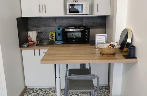 Saint-Brieuc Apartment | Studio cosy - proche gare & centre-ville - stationnement - cour intérieure table & chaises