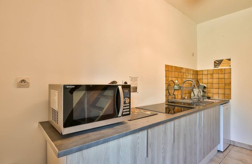 Vaudrimesnil Apartment | Studio de l’Écureuil – nature retreat with kitchen and shared garden