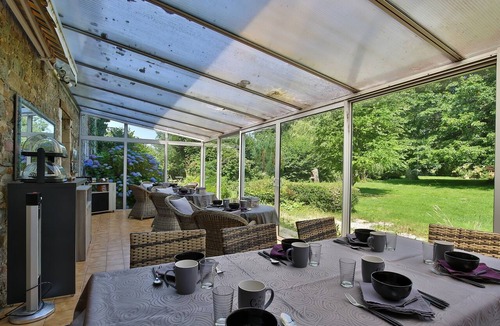Vaudrimesnil Apartment | Studio de l’Écureuil – nature retreat with kitchen and shared garden