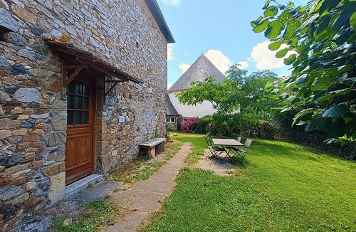 Vaudrimesnil Apartment | Studio de l’Écureuil – nature retreat with kitchen and shared garden