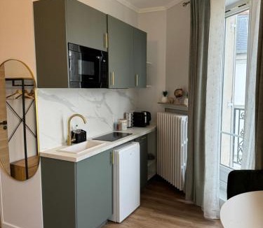 Levallois-Perret Apartment | Studio de charme parisien