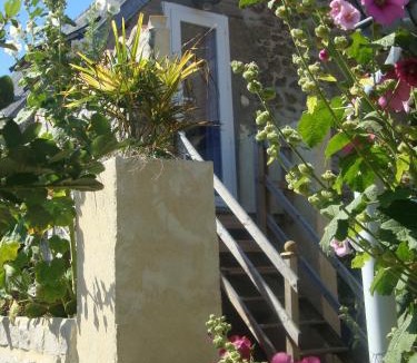 Surtainville Bed & Breakfast | Studio "LA MEDINA", au coeur d'un merveilleux jardin, proche COMMERCES & MER