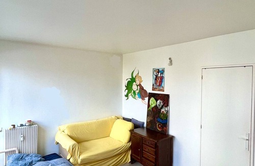 Curial Cambrai Apartment | STUDIO NEARBY LE CANAL DE L'OURCQ WITH A PIANO AND A BOOKCASE!