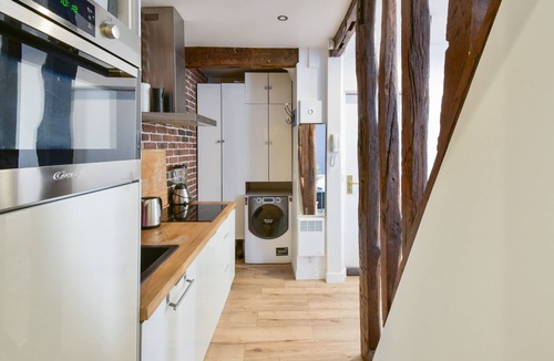 Porte-Saint-Martin Apartment | Studio Rostène - Welkeys
