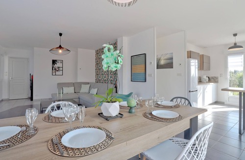 Creances House | Stunning home in Créances with WiFi