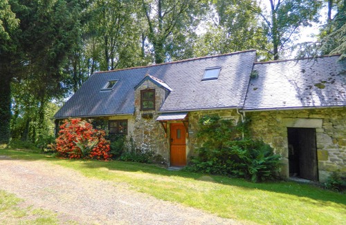Guern House | Stunning home in Guern with WiFi