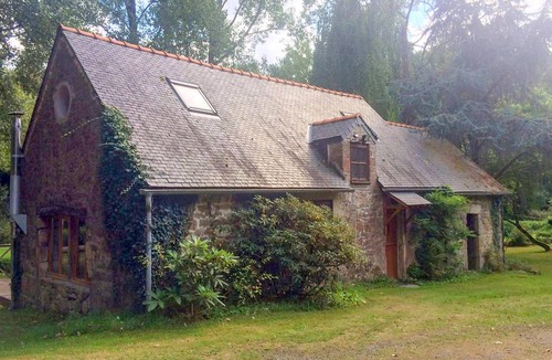 Guern House | Stunning home in Guern with WiFi
