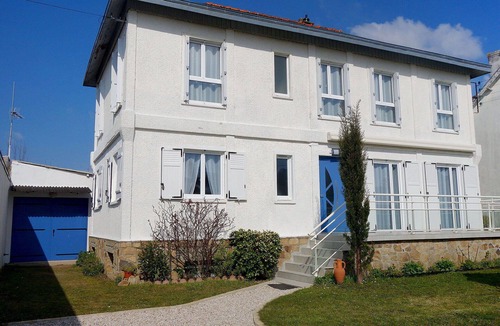 Auray House | Stunning private villa for 8 guests with WIFI, TV, terrace and panoramic view