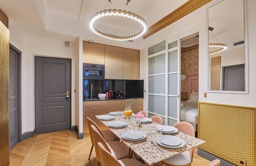 8th Arrondissement Apartment | Sublim AC-3 BDR Montaigne/Arc de Triomphe