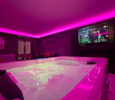 Melun House | Suite cinéma et jacuzzi privé