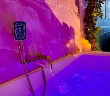 Manthelan House | Suite romantique Bridgerton, double balnéo et lit King Size
