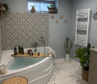 Saumur House | Suite Une Bulle d Evidence avec baignoire spa