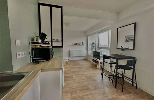 Courseulles-sur-Mer Apartment | Sydney - studio with loggia, direct beach access