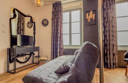 Illiers-Combray Apartment | T2 en centre-ville d'Illiers-Combray - parking- lit king size - terrasse