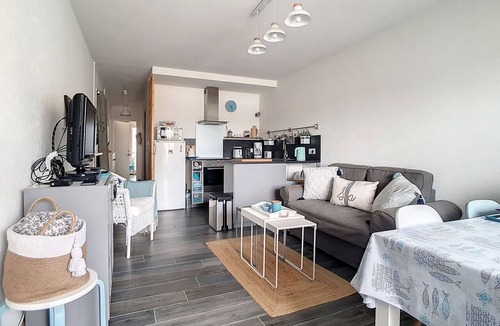 Courseulles-sur-Mer Apartment | T3 Apartment with harbor view, parking and WiFi