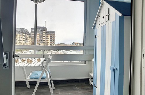 Courseulles-sur-Mer Apartment | T3 Apartment with harbor view, parking and WiFi