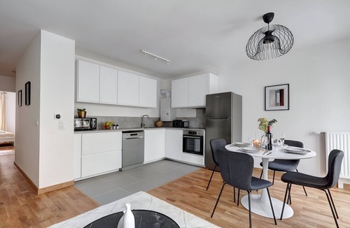 Clichy Apartment | TBS 197 - Bright apartment with terrace