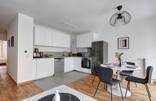 Clichy Apartment | TBS 197 - Bright apartment with terrace