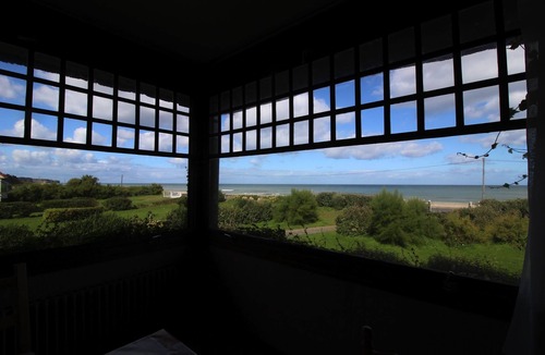 Vierville-sur-Mer House | Thatched cottage by the sea at Omaha Beach