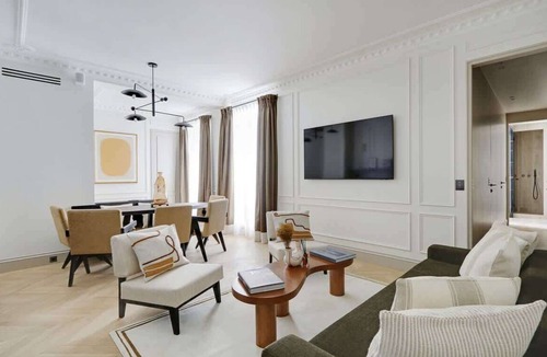 Les Halles Apartment | The Lander - Serviced 2BR/2BA - Louvre-Rivoli IV