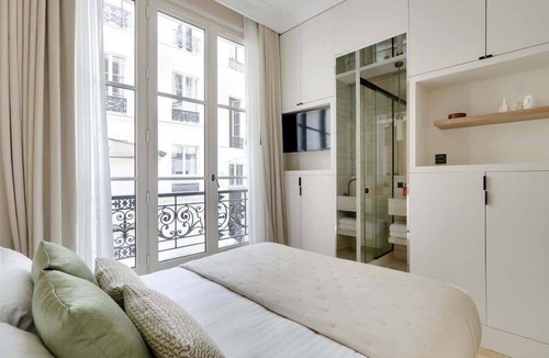 Les Halles Apartment | The Lander - Serviced 3BR/3BA - Louvre Rivoli I
