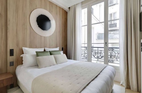 Les Halles Apartment | The Lander - Serviced 3BR/3BA - Louvre Rivoli I