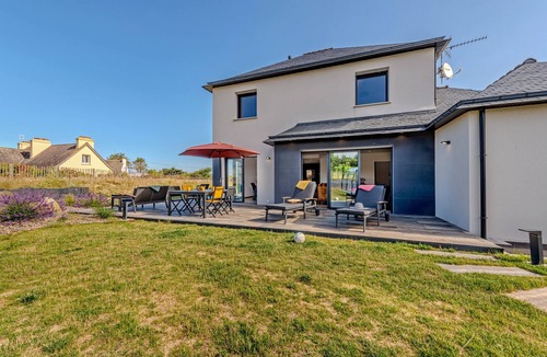 Plouguerneau House | Ti Braz – Stunning House with Sea View, Private Pool & Wi-Fi in Plouguerneau