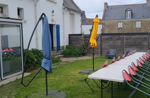 Groix House | Ti post, a large gîte with 8 bedrooms, enclosed garden and summer kitchen!