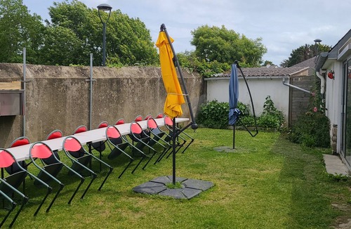 Groix House | Ti post, a large gîte with 8 bedrooms, enclosed garden and summer kitchen!